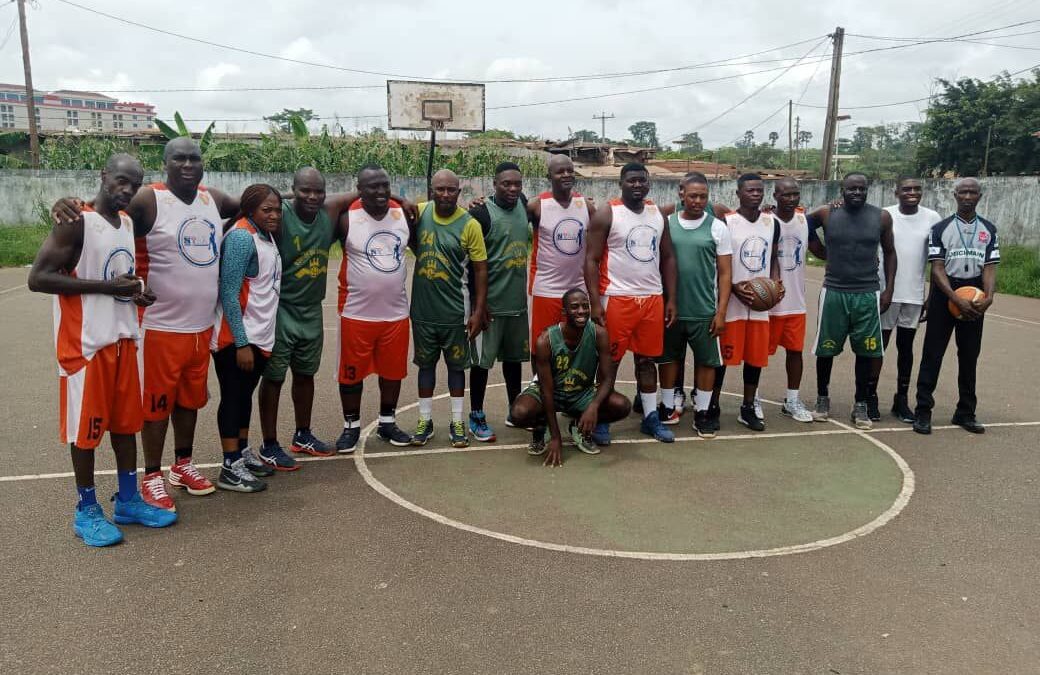 Les Bénévoles De l’Association Bonbon Du Dimanche Partagent Leur Passion Pour Le Basket-ball Avec Les Jeunes Du Cameroun